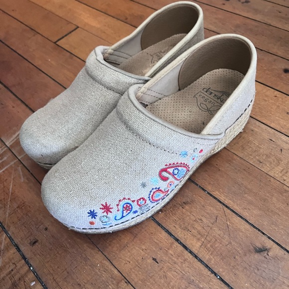 Dansko Burlap, embroidered vegan clog shoes - Picture 3 of 5